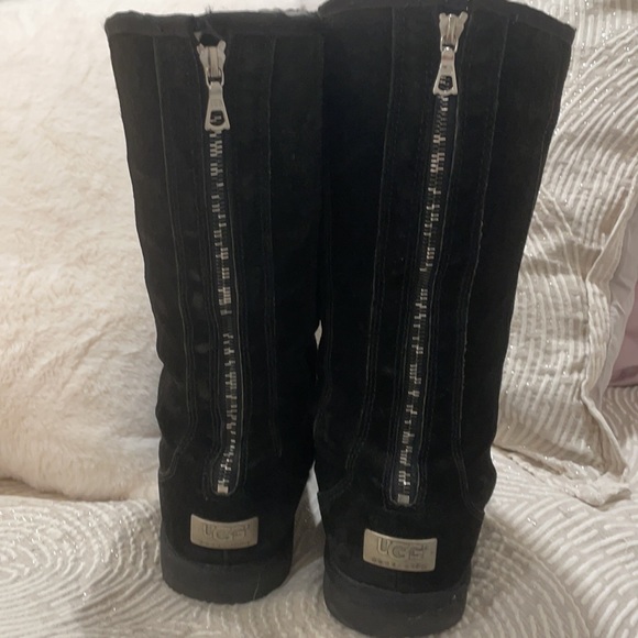 Original black Uggs with metal tag and metal zipper - Picture 2 of 8